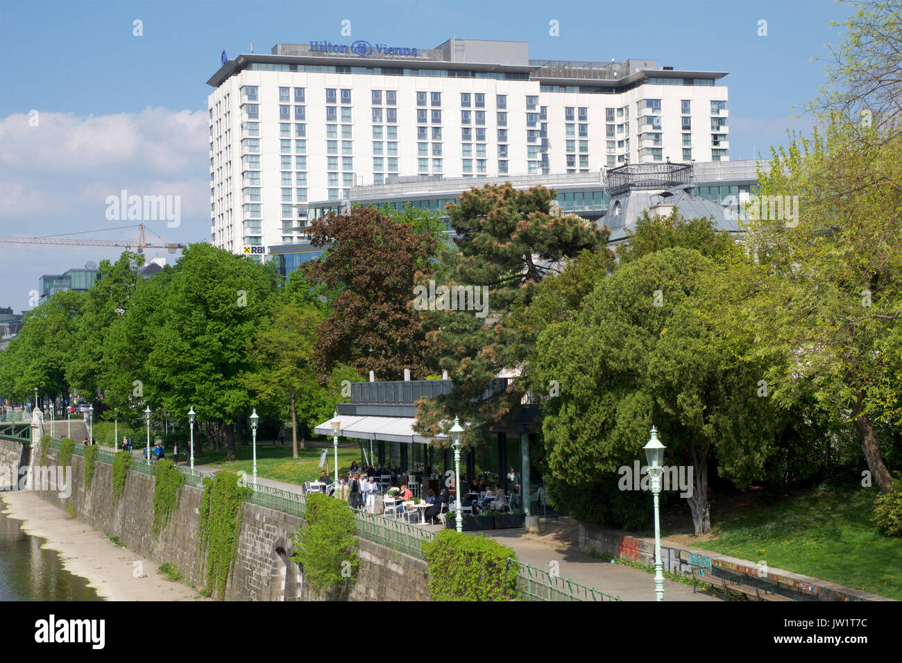 VIENNA, Austria - Aprile 30th, 2017: vista esterna dell'Hilton Vienna Albergo a Vienna durante il bel tempo con cielo blu, cinque stelle Hotel Hilton vicino al verde parco della città Foto Stock