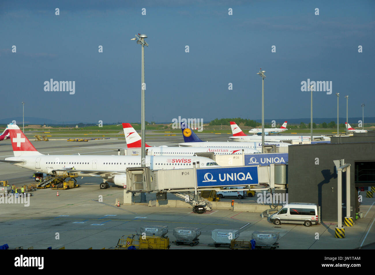 VIENNA, Austria - Aprile 30th, 2017: aerei di compagnie aeree austriache, svizzere e Lufthansa parcheggiato alle porte di Vienna International Airport. È il più grande dei countrys aeroporto, esso funge da hub per le compagnie aeree Austrian Airlines. La foto è stata scattata dal Austrian Airlines Senator Lounge Foto Stock