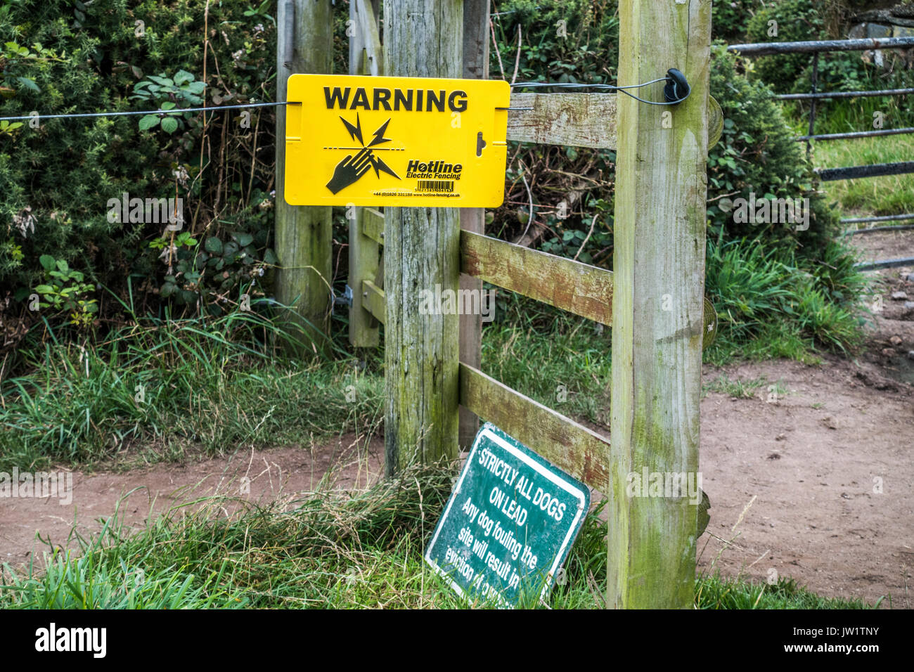 Segnale di avvertimento per indicare le Hotline recinzioni elettriche, per contrastare gli sbandamenti del bestiame. Sennen, Cornwall, Inghilterra, Regno Unito. Foto Stock