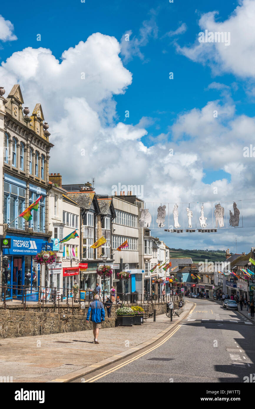 Ampie strutture per lo shopping nel Mercato ebreo Street nel centro di Penzance, Cornwall, Inghilterra, Regno Unito. Foto Stock