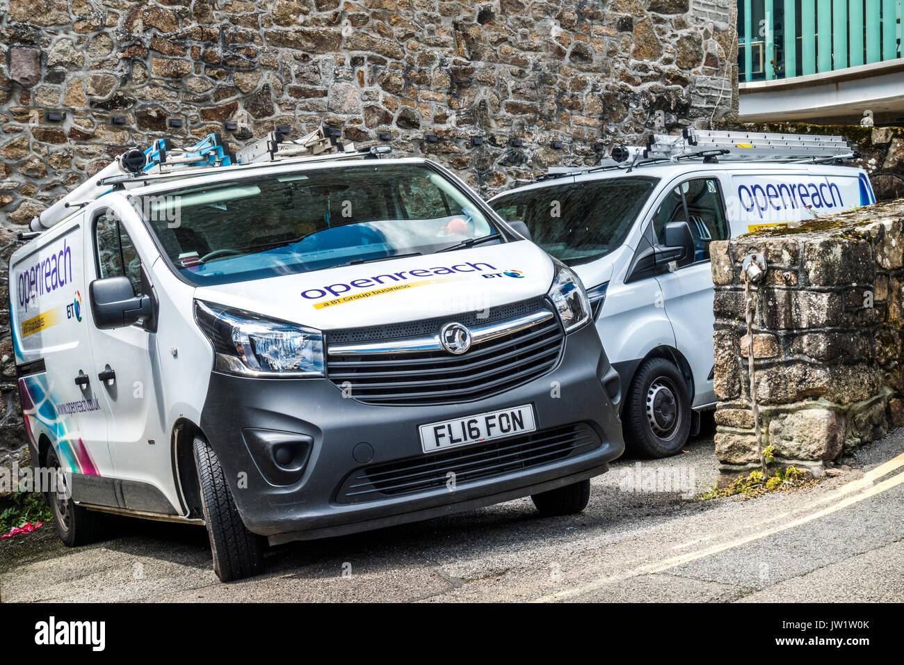Due BT Openreach furgoni parcheggiati in Penzance, Cornwall, Inghilterra, Regno Unito. Foto Stock