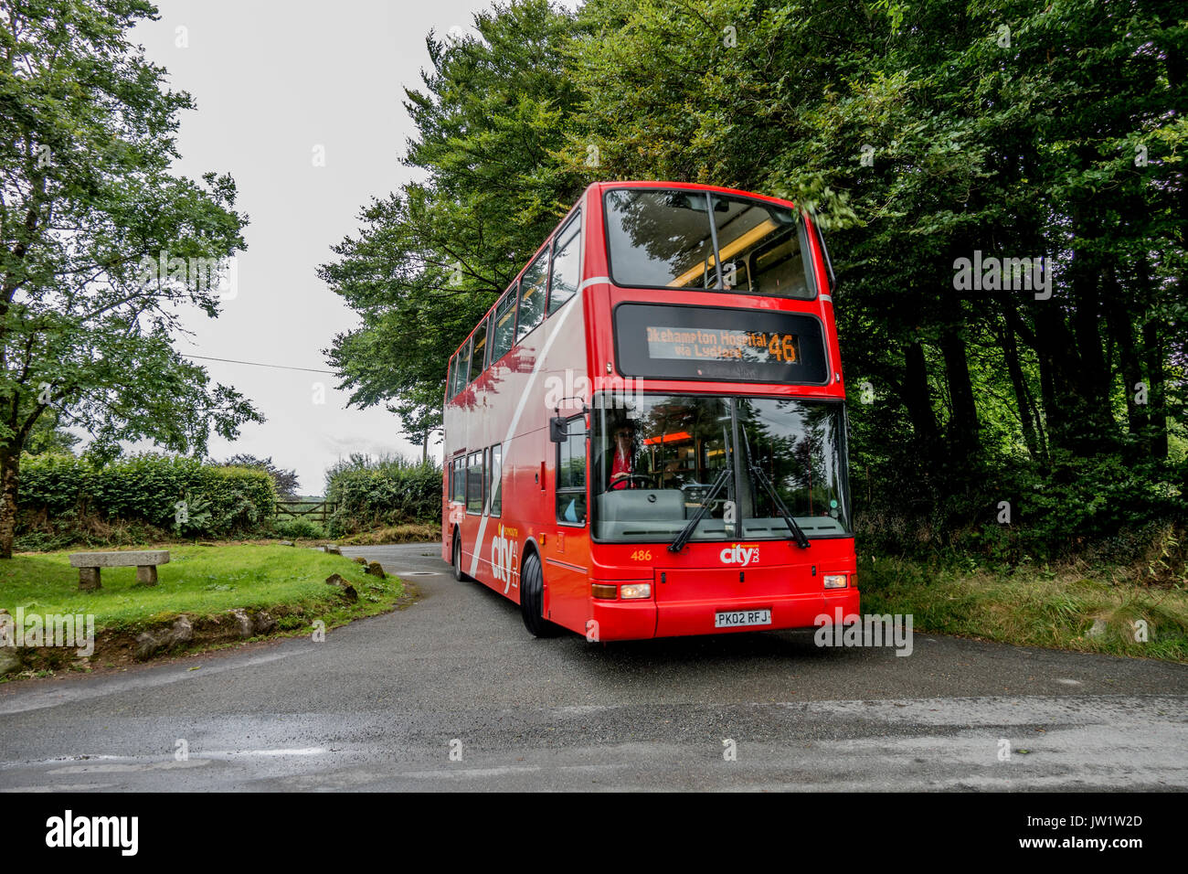 Rosso n. 46 double decker bus in Lydford, vicino a Okehampton, Devon, Inghilterra, Regno Unito. Foto Stock