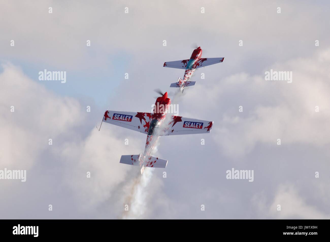 Global stelle "di piccola e grande' duo esegue una routine di incredibile al 2017 Shuttleworth Edwardian Pageant Air Show Foto Stock