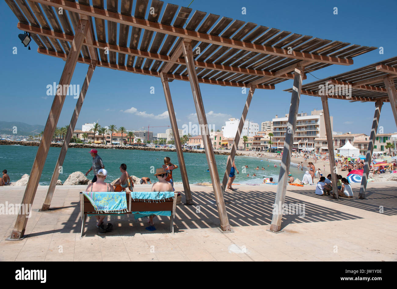 Per coloro che godono di ombra offerti dalla spiaggia vicino Portixol, Mallorca De Palma, Spagna Foto Stock