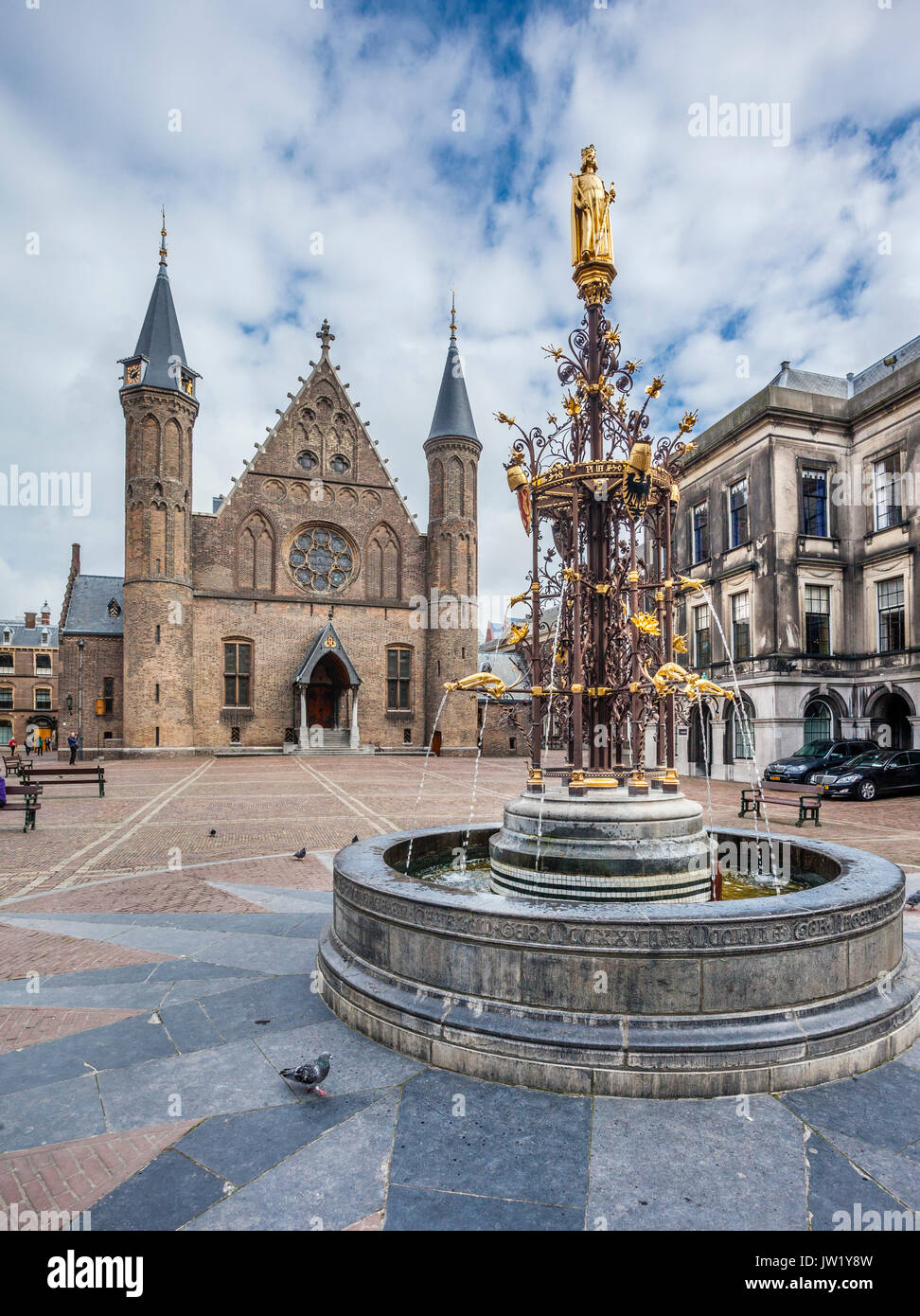 Paesi Bassi, South Holland, l'Aia (Den Haag), vista di Binnenhof con dorato fontana neogotica e la Ridderzaal (sala dei cavalieri) Foto Stock