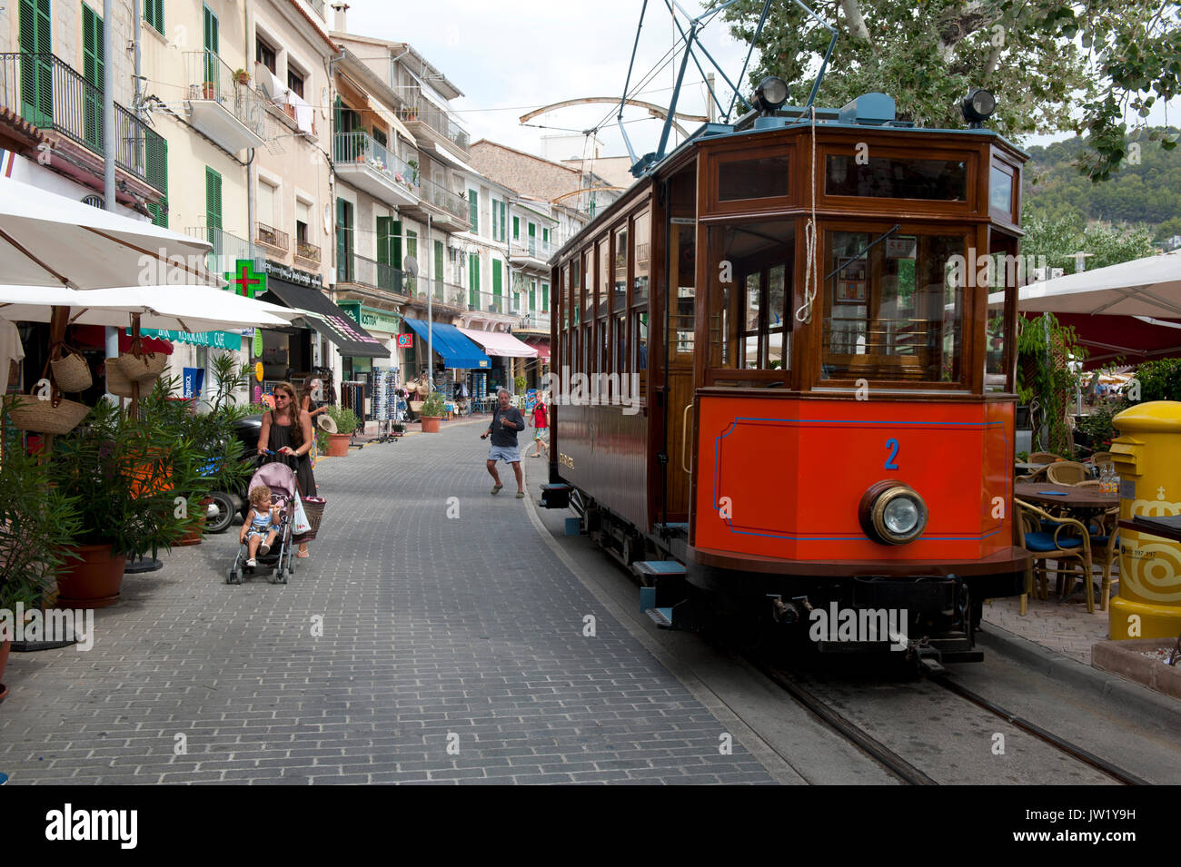 Tram rosso acceso attraverso Soller, Maiorca, SPAGNA Foto Stock