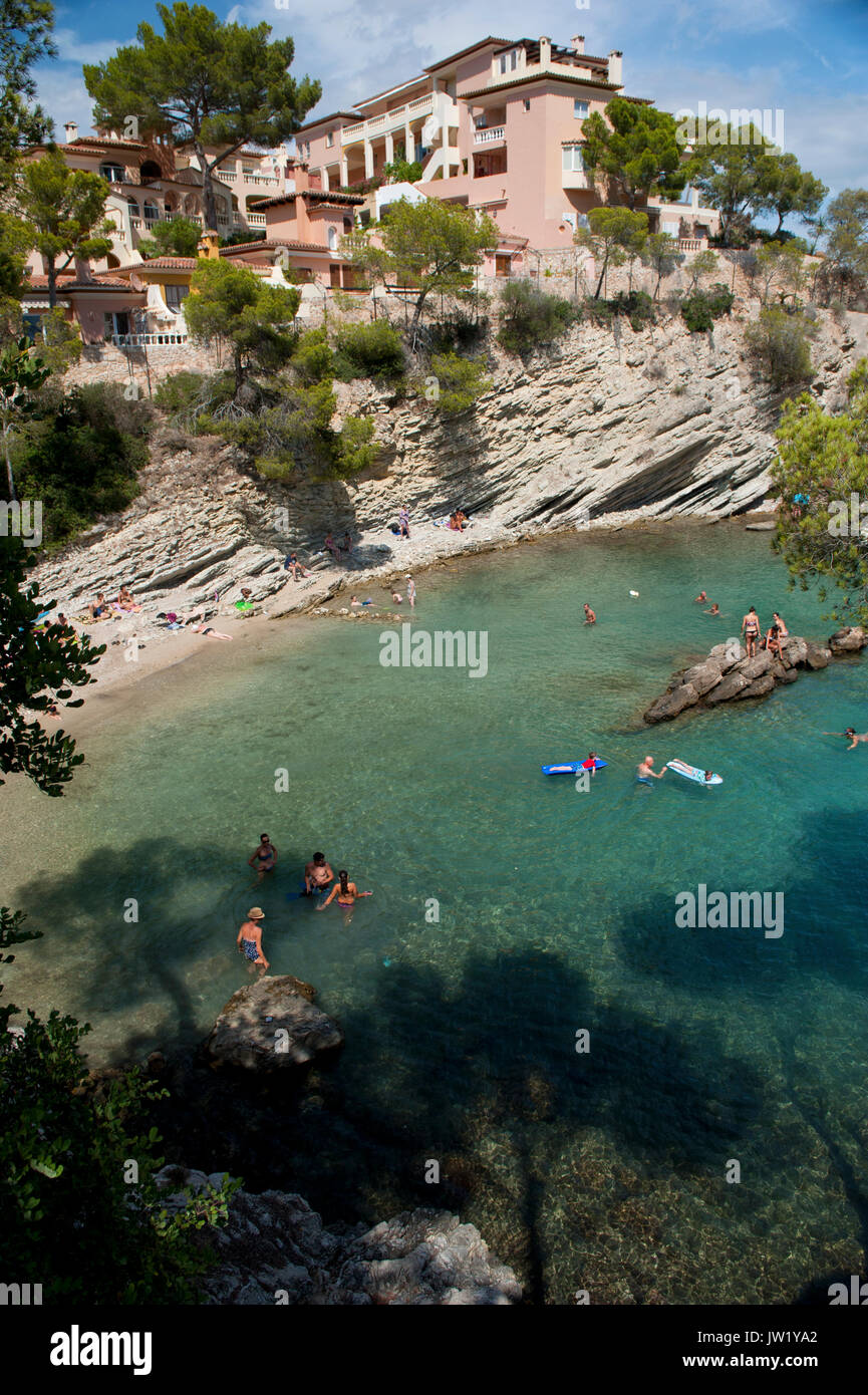 I turisti in vacanza a Cala Fornells, Maiorca, isole Baleari, Spagna Foto Stock