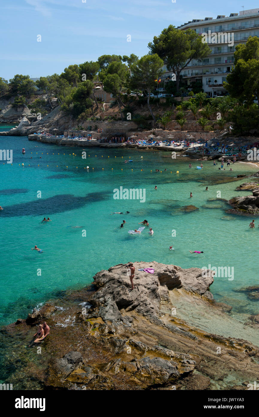 I turisti in vacanza a Cala Fornells, Maiorca, isole Baleari, Spagna Foto Stock