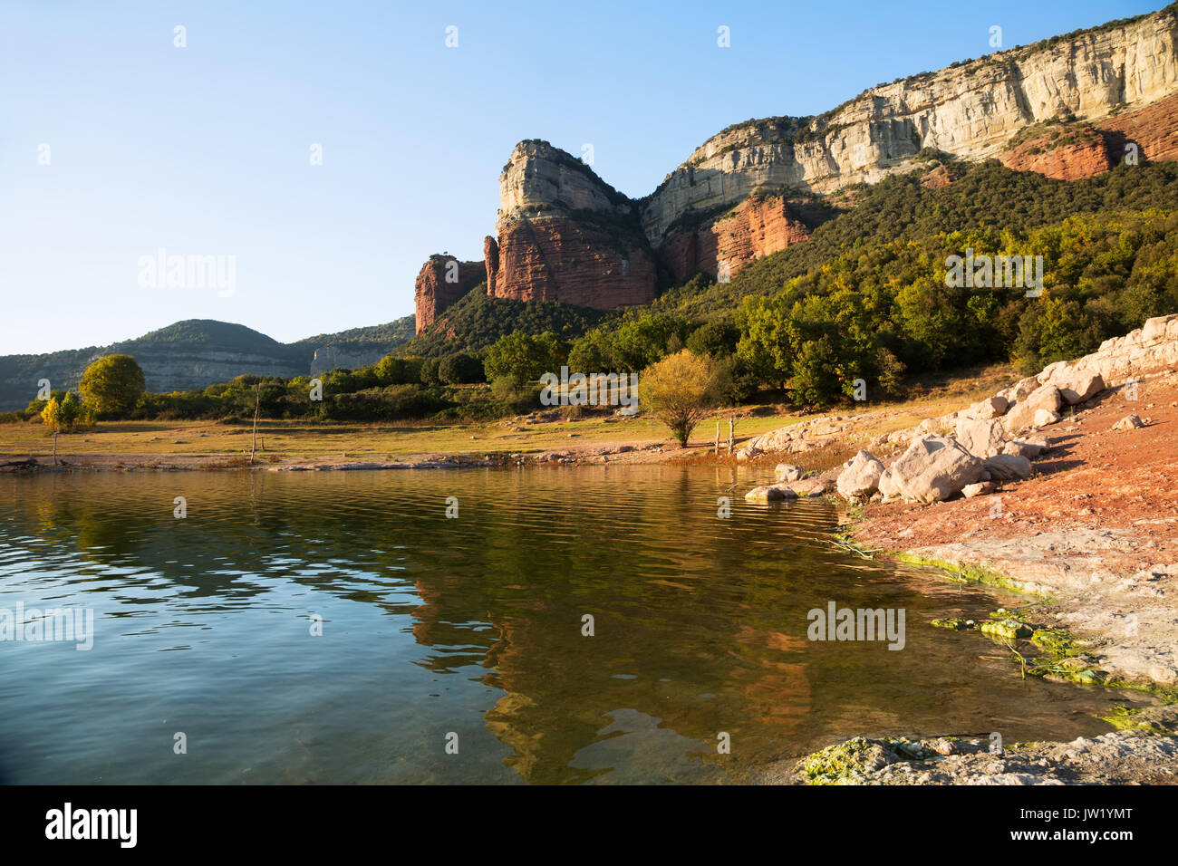 Paesaggio autunnale con il lago. Sau Reservoir. La Catalogna, Spagna Foto Stock