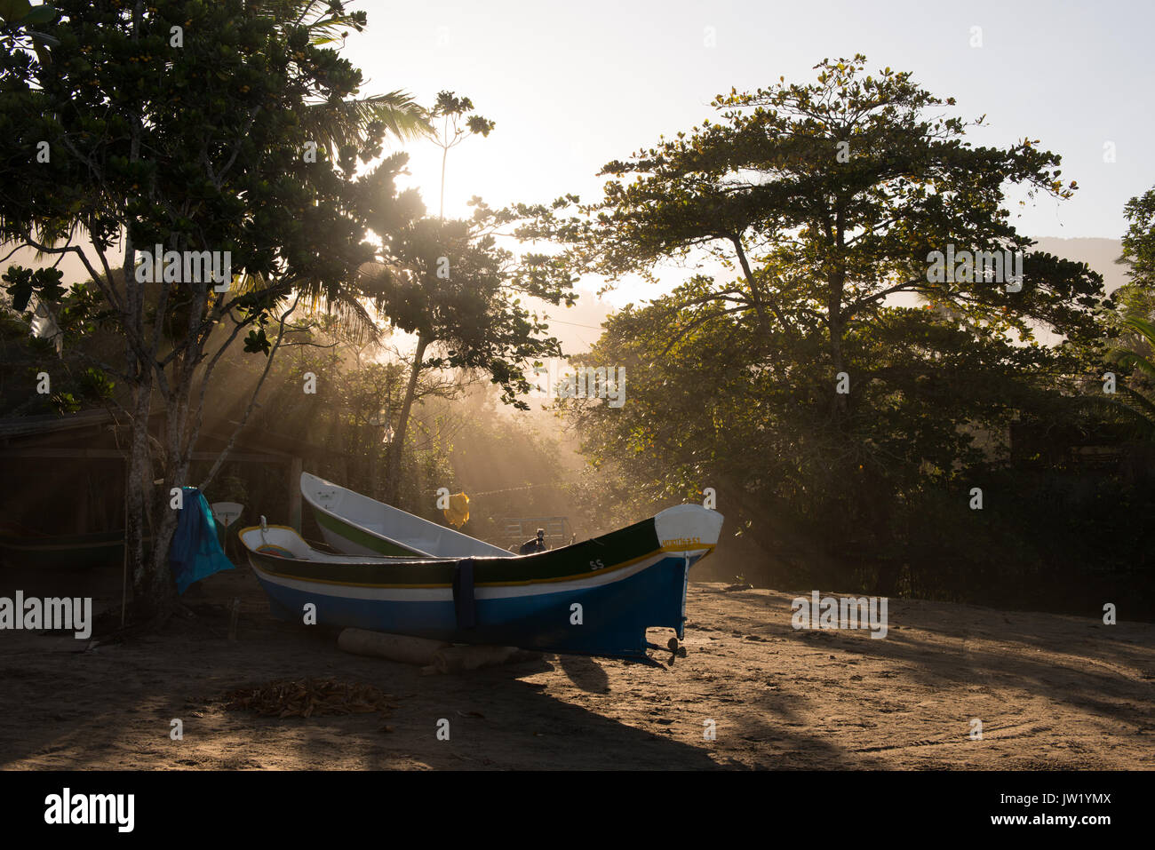 La pesca in canoa in Castelhanos, Ilhabela, Brasile Foto Stock