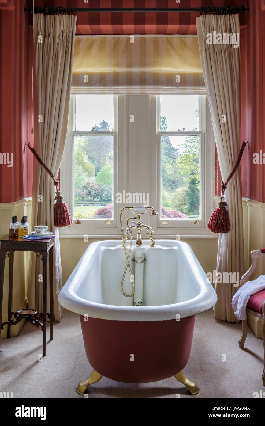 Vecchio rotolo griffa superiore piede bagno nella stanza da bagno in stile Vittoriano Foto Stock
