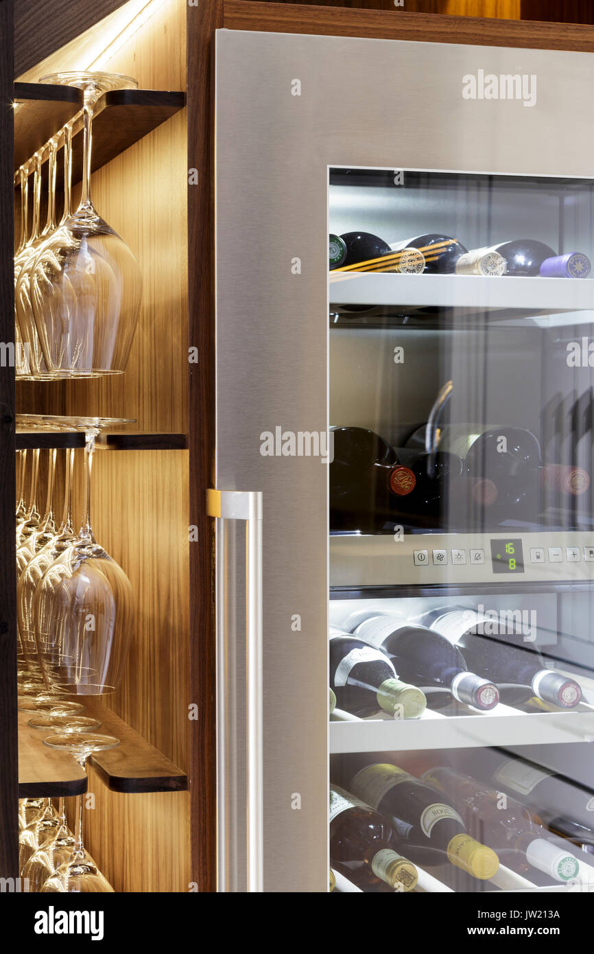 Vino frigorifero in cucina moderna Foto Stock