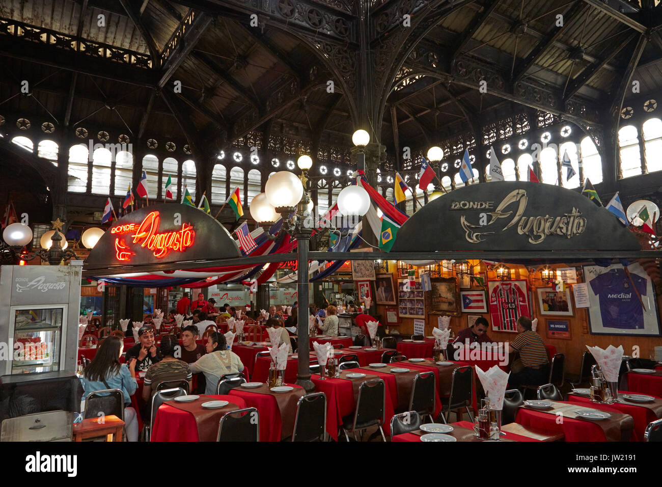 Ristoranti nel mercato centrale, Santiago del Cile, Sud America Foto Stock