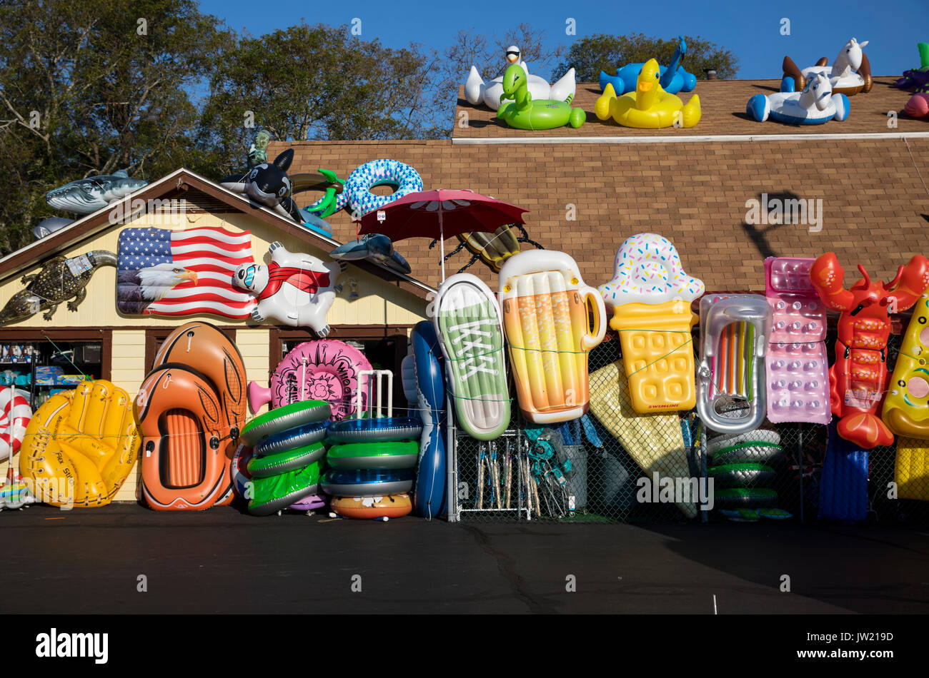 Galleggianti e zattere sono visualizzati al di fuori del Surf Seaberry regalo in negozio Wellfleet, Massachusetts. Sulla principale autostrada per e da Cape Cod, il dono store è noto per il suo stravagante e flottazione zattera disegni. Foto Stock