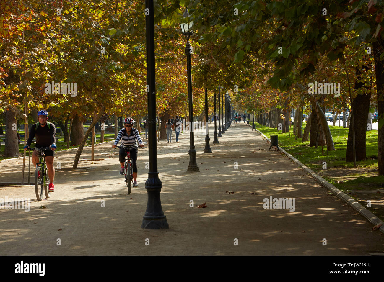 Ciclo e la passerella e i colori autunnali, Parque Forestal, Santiago del Cile, Sud America Foto Stock