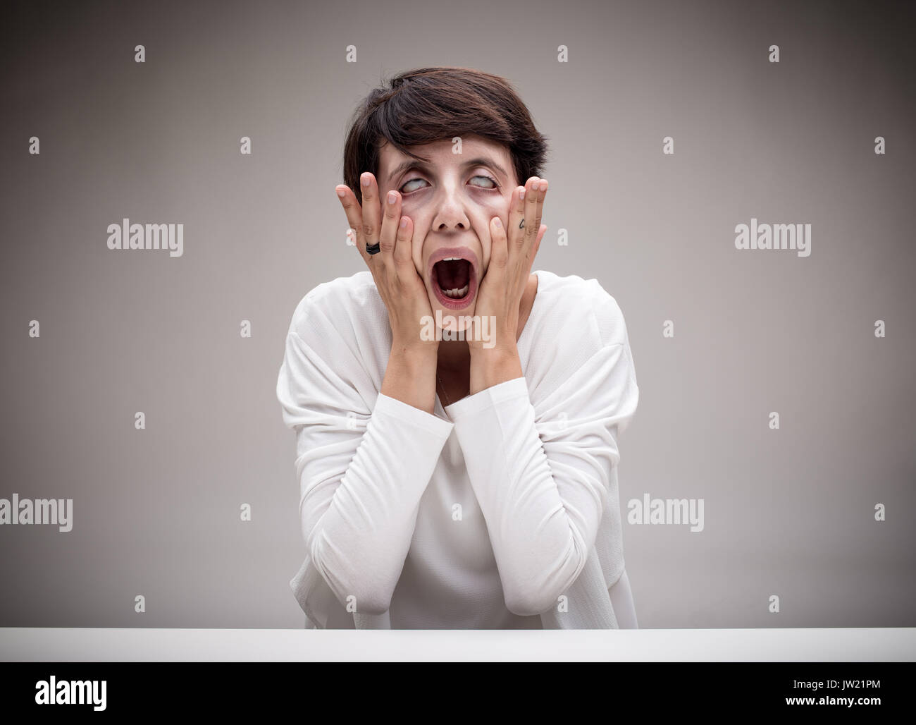Donna Disperata Rendendo La Icona Di Scream Faccia Buffa Espressione Esagerata Di Noia Concetto Di Icona Scream Foto Stock Alamy