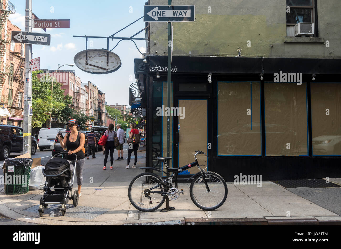 New York, NY, Stati Uniti d'America - 9 Agosto 2017 - due delle molte vetrine vuote per leasing su una volta alla moda di Bleecker Street rimarrà vacante a causa di alta affitto. ©Stacy Rosenstock Walsh/Alamy Foto Stock