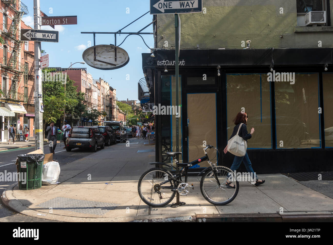 New York, NY, Stati Uniti d'America - 9 Agosto 2017 - due delle molte vetrine vuote per leasing su una volta alla moda di Bleecker Street rimarrà vacante a causa di alta affitto. ©Stacy Rosenstock Walsh/Alamy Foto Stock
