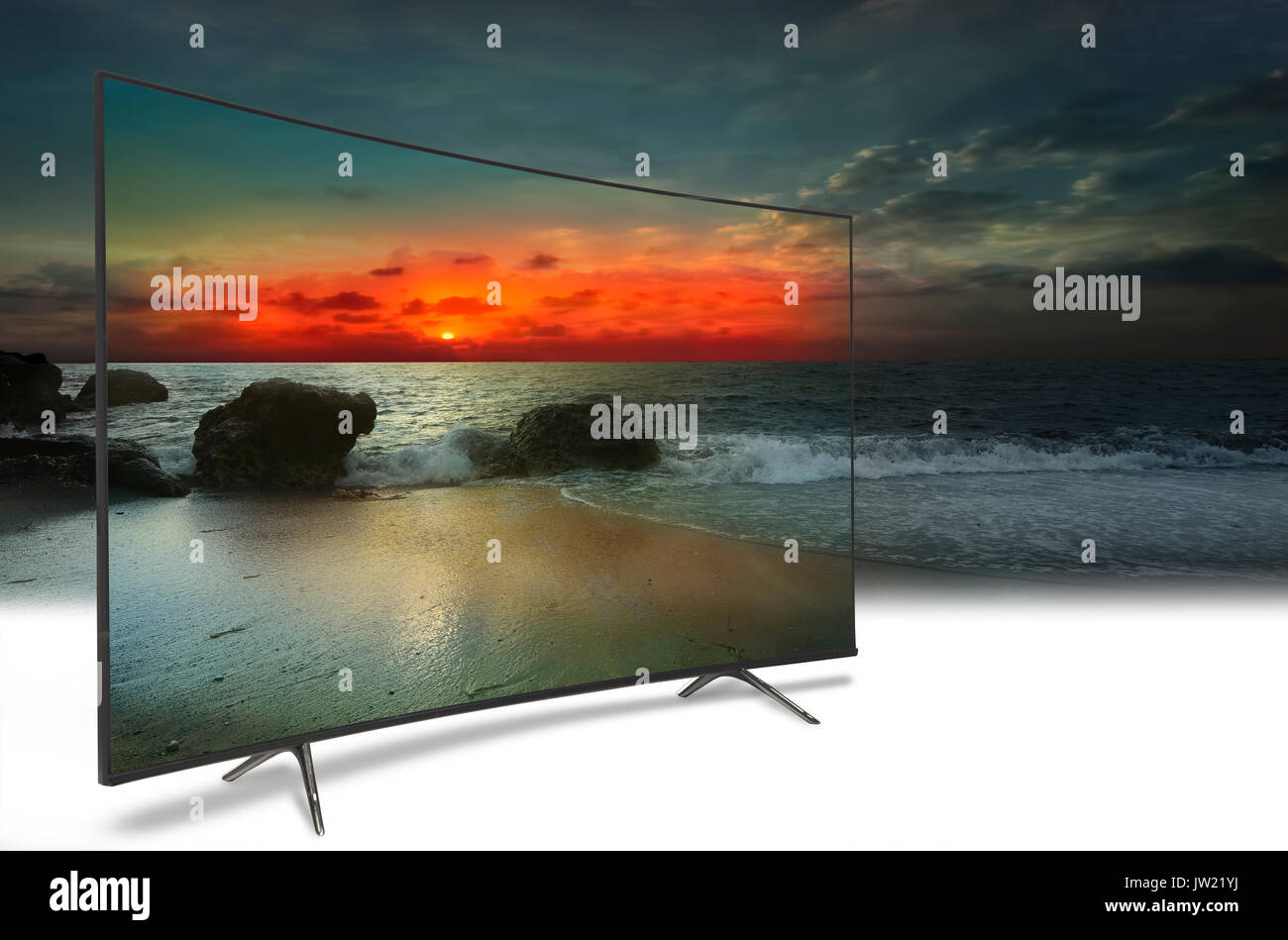 4k monitor isolato su bianco. TV all'oceano. Tramonto sul mare. Idea concettuale Foto Stock