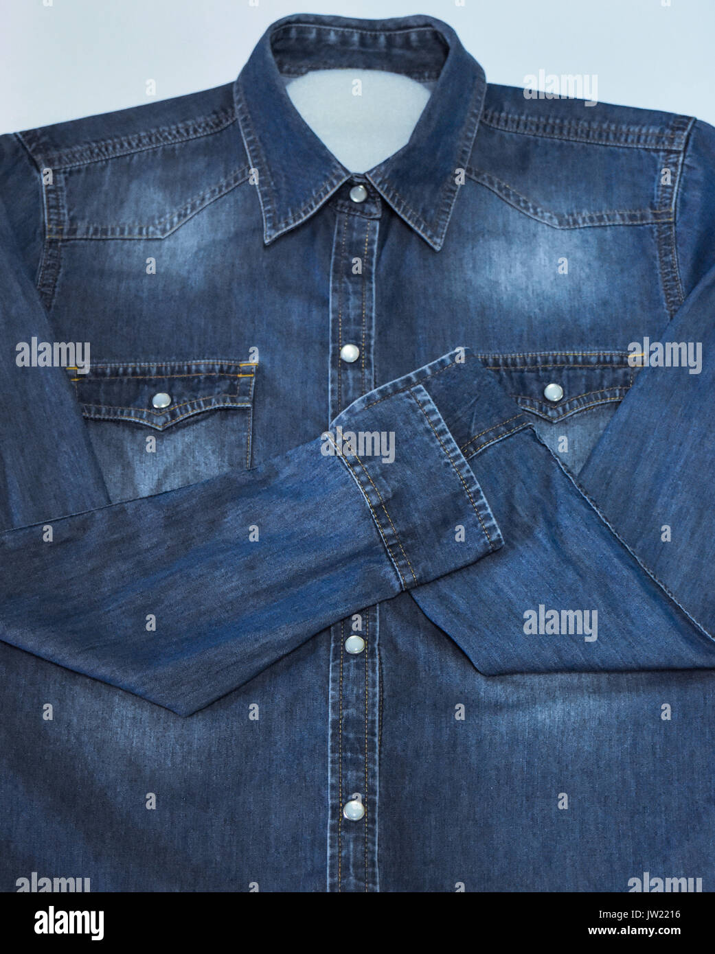 La parte anteriore della maglietta denim in blur Foto Stock