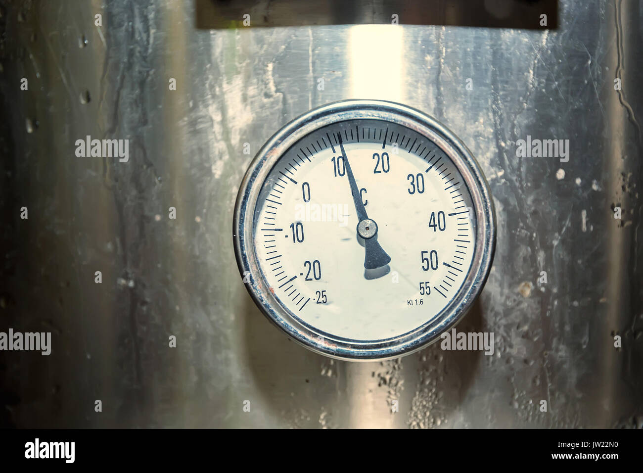 Close up thermomether sul serbatoio metallico per la produzione di vino Foto Stock