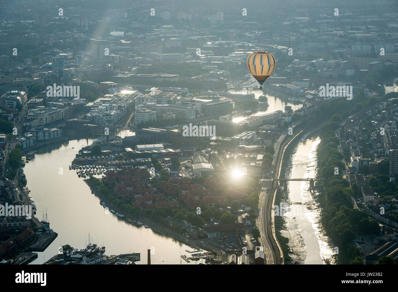 Il sole si riflette sul fiume Avon come mongolfiere volare sopra la città di Bristol durante la prima salita di massa, dove mongolfiere provenienti da tutto il mondo si riuniranno a Ashton Court, Bristol, a prendere parte al Bristol International Balloon Fiesta. Foto Stock