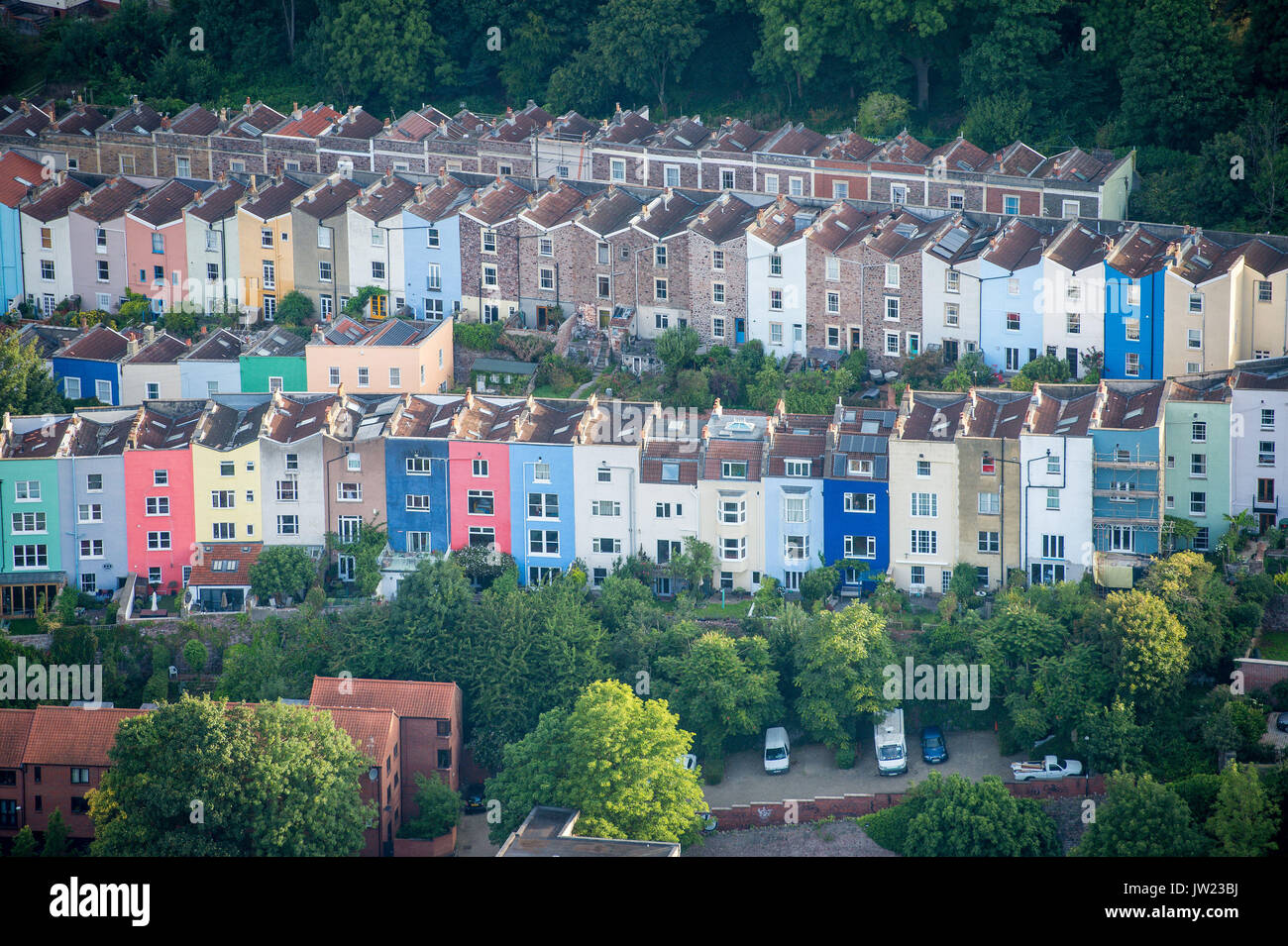 Case colorate in Hotwells nella città di Bristol visto da sopra durante la prima salita di massa, dove mongolfiere provenienti da tutto il mondo si riuniranno a Ashton Court, Bristol, a prendere parte al Bristol International Balloon Fiesta. Foto Stock