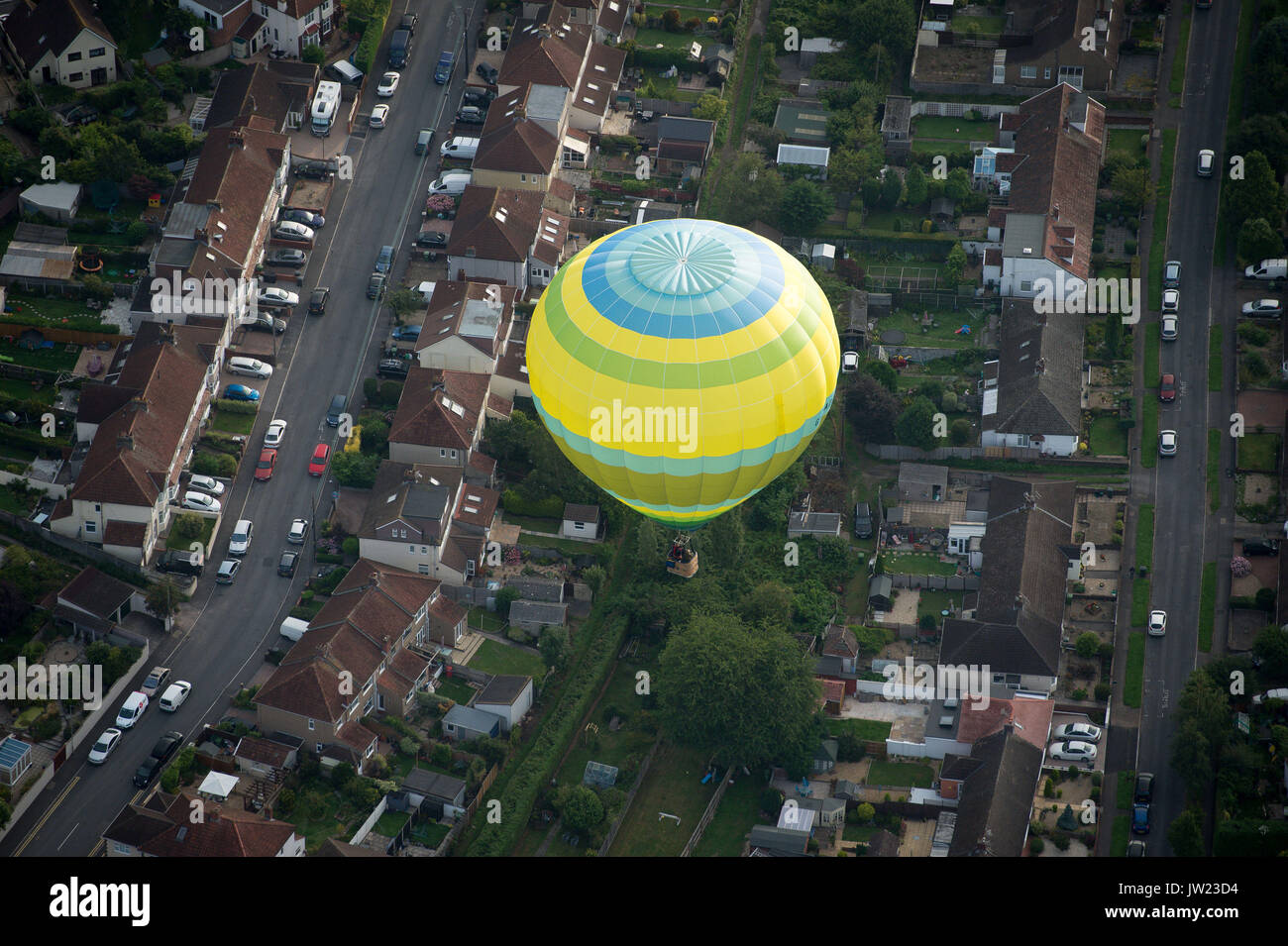 I palloni ad aria calda sorvola la città di Bristol durante la prima salita di massa, dove mongolfiere provenienti da tutto il mondo si riuniranno a Ashton Court, Bristol, a prendere parte al Bristol International Balloon Fiesta. Foto Stock