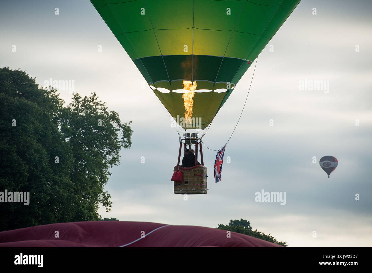 I palloni ad aria calda sollevare durante la prima salita di massa, dove mongolfiere provenienti da tutto il mondo si riuniranno a Ashton Court, Bristol, a prendere parte al Bristol International Balloon Fiesta. Foto Stock