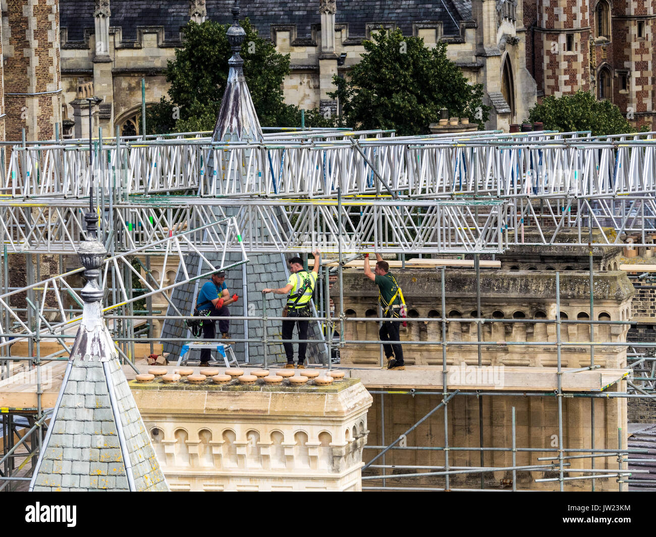 Edificio storico manutenzione Cambridge - costruttori lavorano su edificio storico restauro dell Università di Cambridge edifici a Cambridge Regno Unito Foto Stock