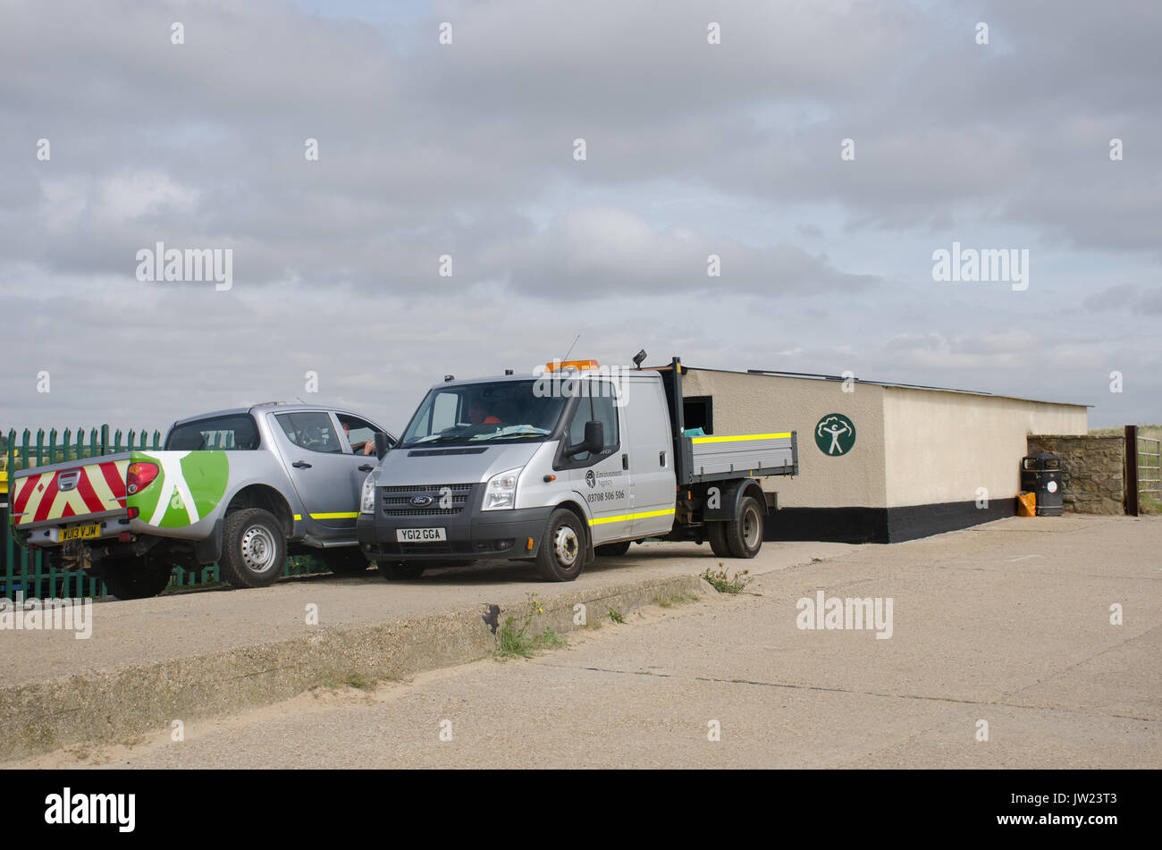 Holland sul mare Essex REGNO UNITO -7 agosto 2017: British Environment Agency furgoni sulla costiera area di protezione Foto Stock