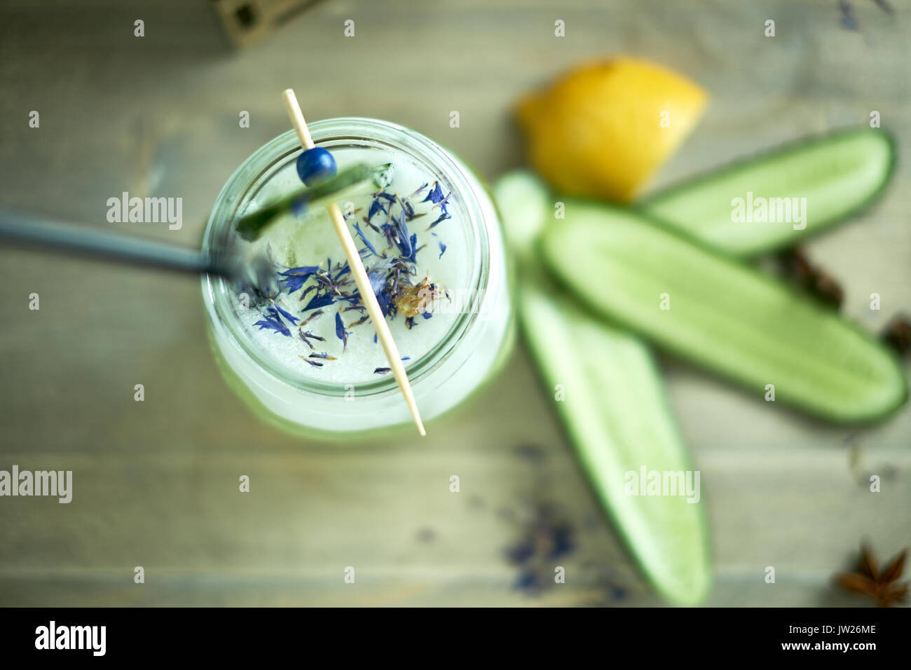 In casa il cetriolo e menta limonata in un vetro di un blu sullo sfondo di legno. jpg Foto Stock