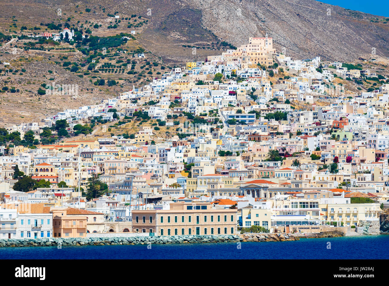 Ermoupolis in Syros Island con San Georgio chiesa e case tradizionali. Ermoupolis è una città, ex comune sull'isola di Syros. Foto Stock