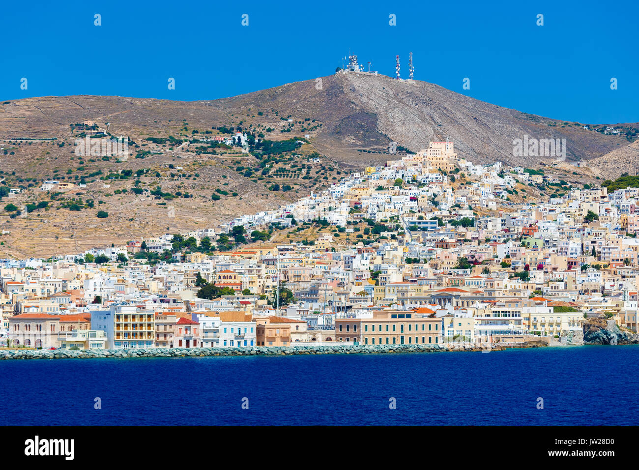 Ermoupolis in Syros Island con San Georgio chiesa e case tradizionali. Ermoupolis è una città, ex comune sull'isola di Syros. Foto Stock