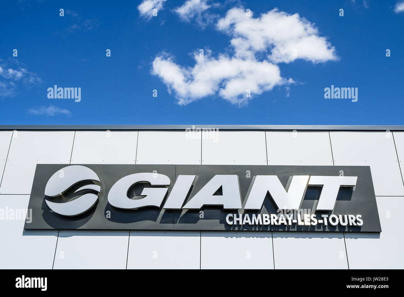"Gigante cicli di " deposito shop, Tours, Francia. Foto Stock