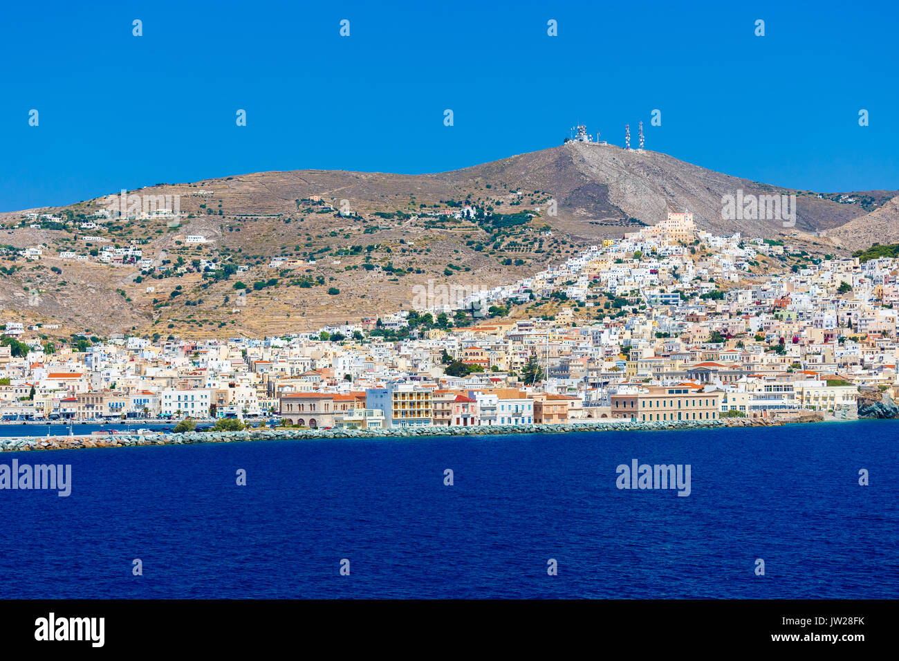 Ermoupolis in Syros Island con San Georgio chiesa e case tradizionali. Ermoupolis è una città, ex comune sull'isola di Syros. Foto Stock