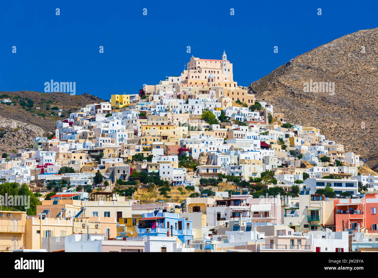 Ermoupolis in Syros Island con San Georgio chiesa e case tradizionali. Ermoupolis è una città, ex comune sull'isola di Syros. Foto Stock