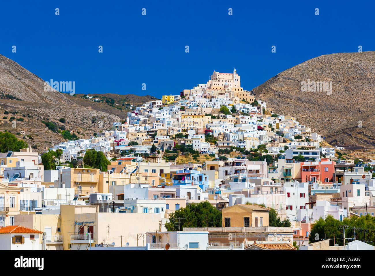 Ermoupolis in Syros Island con San Georgio chiesa e case tradizionali. Ermoupolis è una città, ex comune sull'isola di Syros. Foto Stock