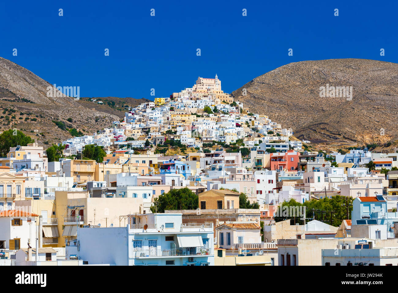 Ermoupolis in Syros Island con San Georgio chiesa e case tradizionali. Ermoupolis è una città, ex comune sull'isola di Syros. Foto Stock