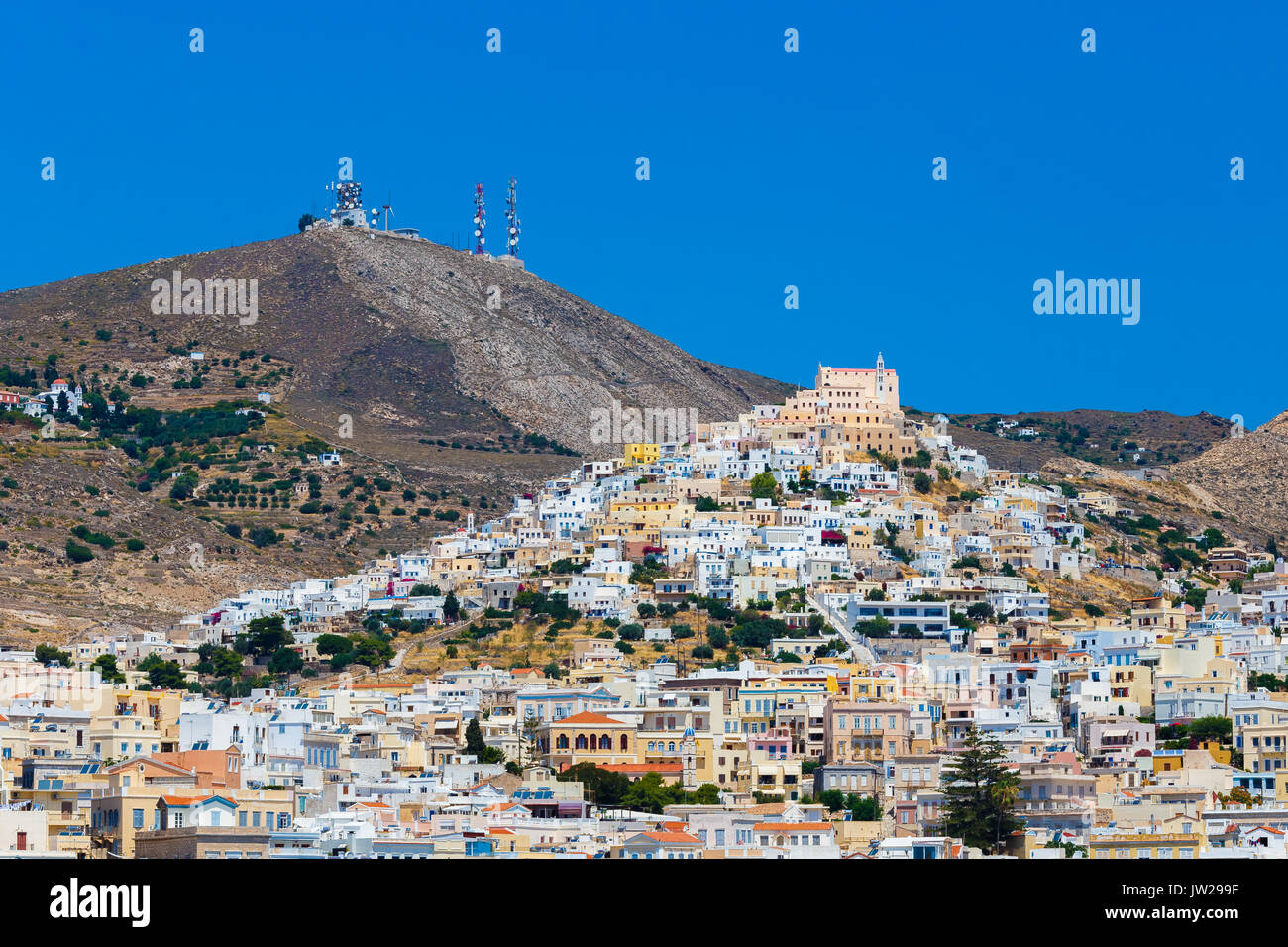 Ermoupolis in Syros Island con San Georgio chiesa e case tradizionali. Ermoupolis è una città, ex comune sull'isola di Syros. Foto Stock