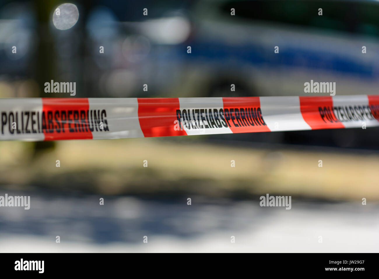 Cordone di polizia con nastro di barriera, sul retro di un auto di pattuglia, Frankfurt am Main, Germania Foto Stock
