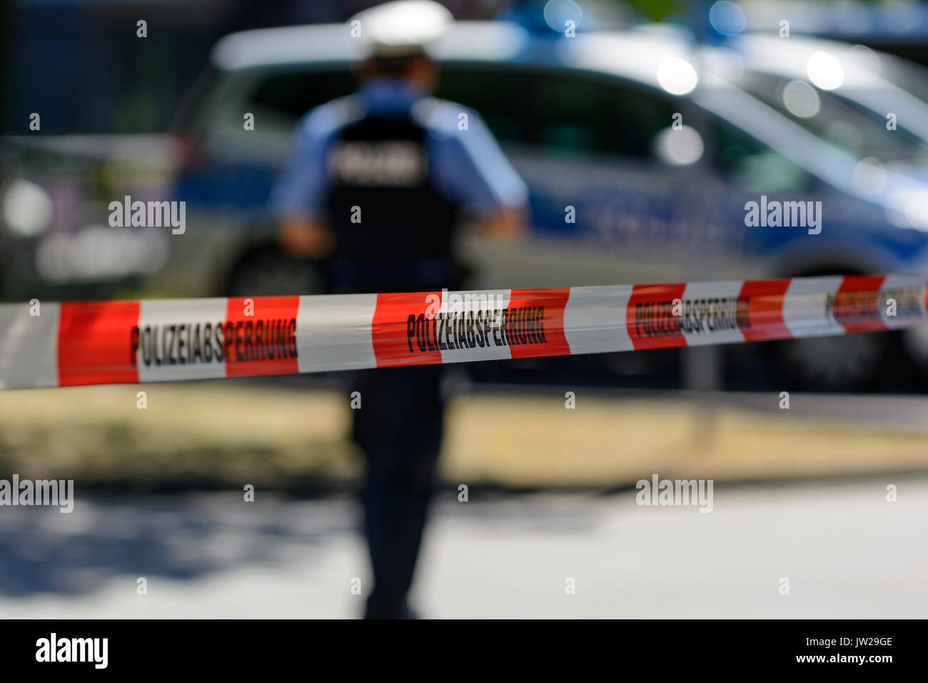 Cordone di polizia con nastro di barriera, sul retro pattuglia delle vetture e funzionari di polizia, Frankfurt am Main, Germania Foto Stock