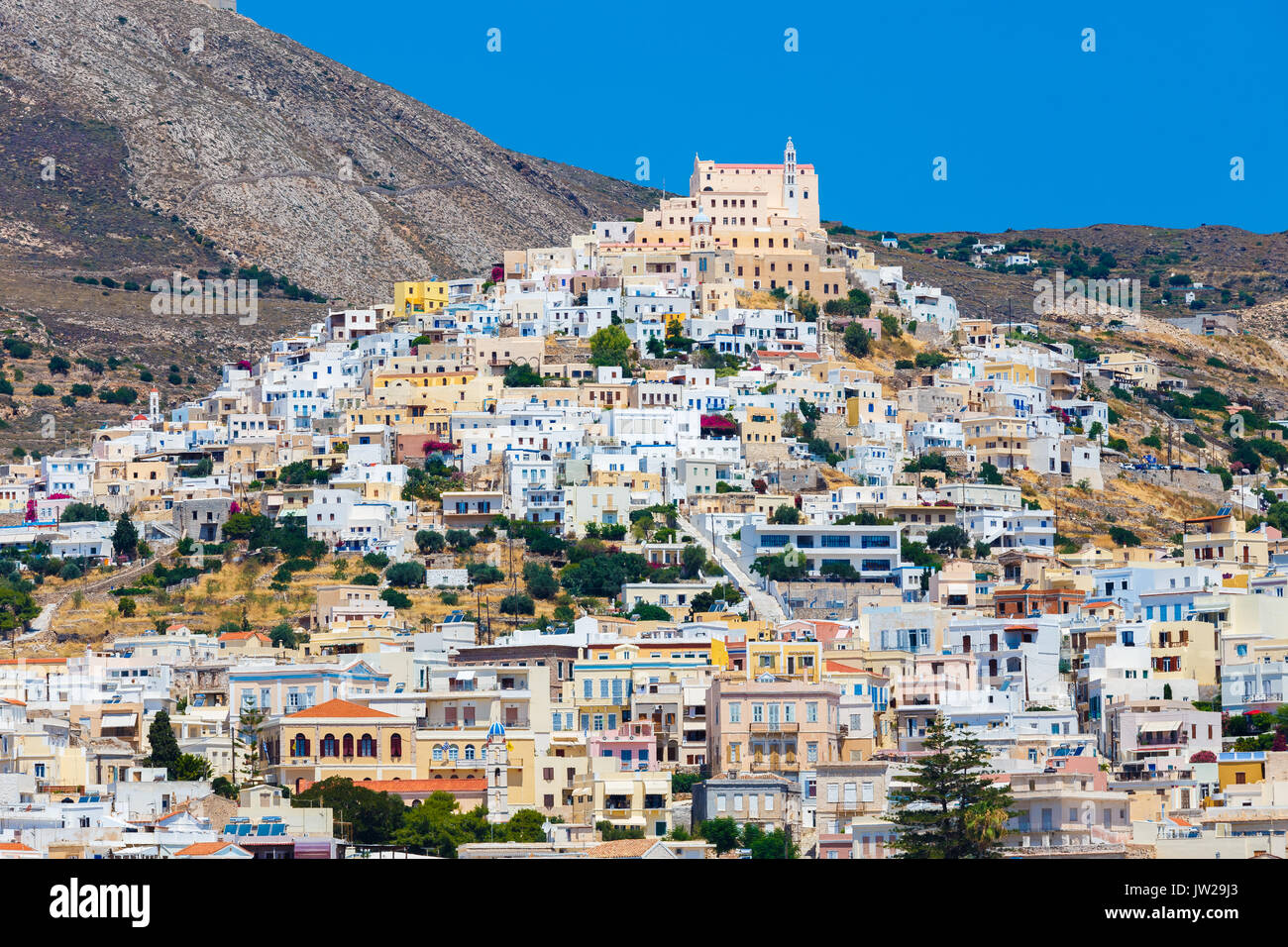 Ermoupolis in Syros Island con San Georgio chiesa e case tradizionali. Ermoupolis è una città, ex comune sull'isola di Syros. Foto Stock