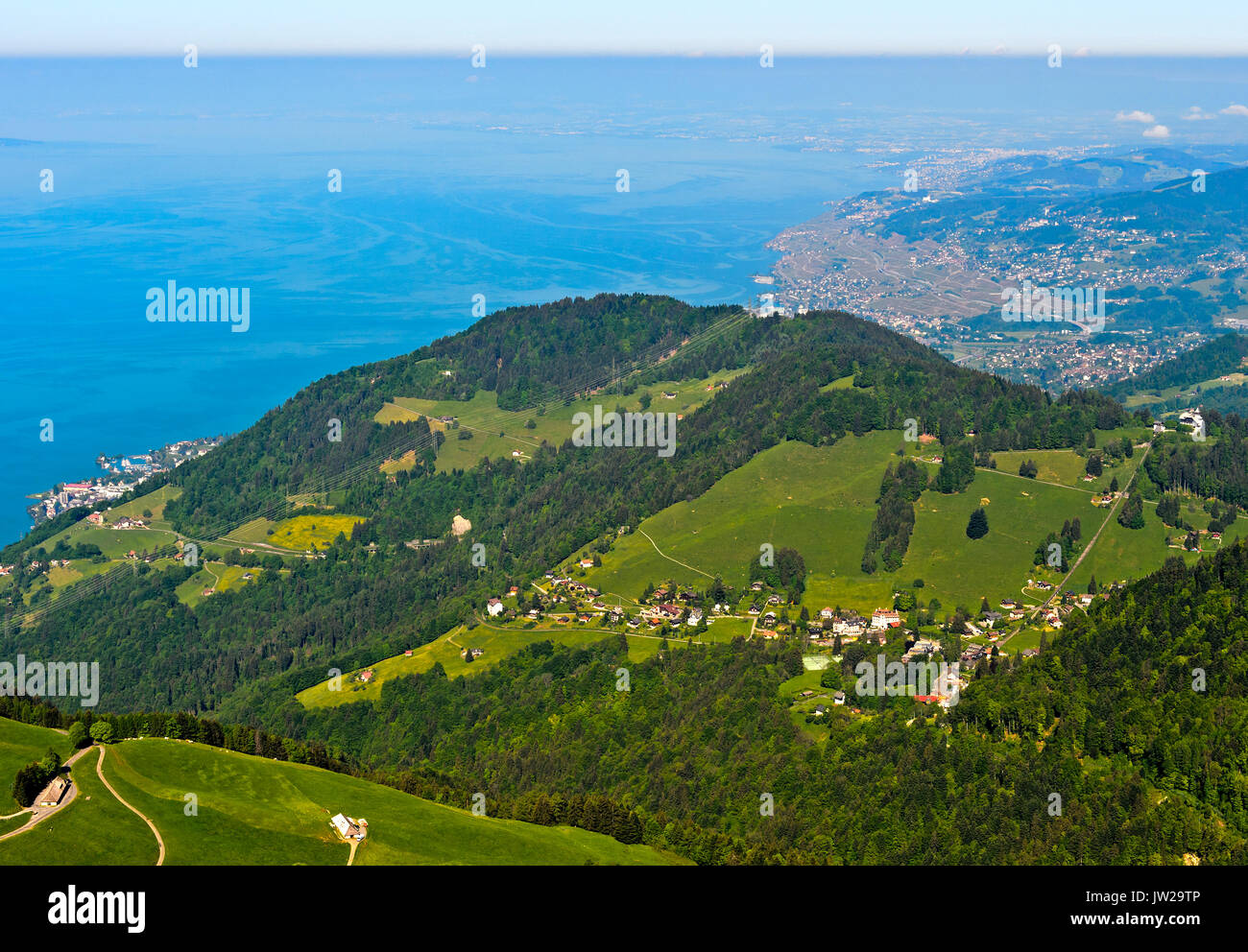 Blick vom passano Col de Jaman über Les Avants und die Waadtländer Voralpen auf den Genfersee bei Vevey, Vaud, Schweiz Foto Stock