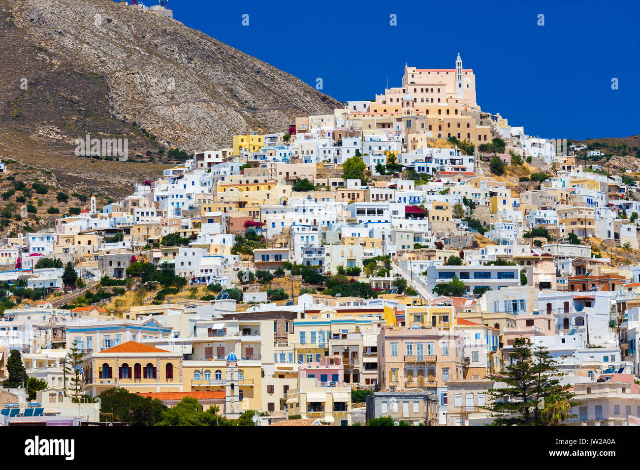 Ermoupolis in Syros Island con San Georgio chiesa e case tradizionali. Ermoupolis è una città, ex comune sull'isola di Syros. Foto Stock