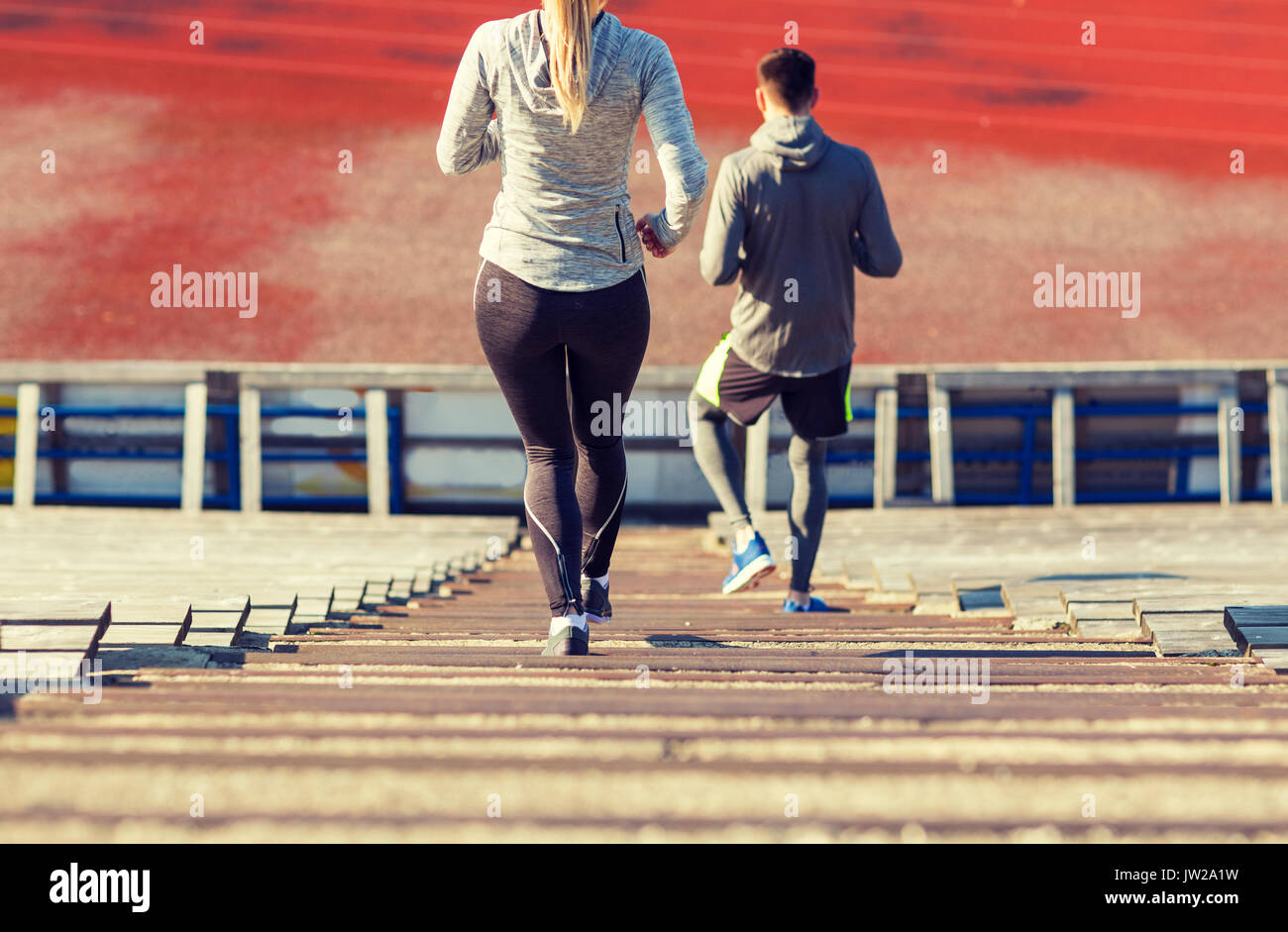 Chiusura del giovane in esecuzione al piano di sotto sul Stadium Foto Stock