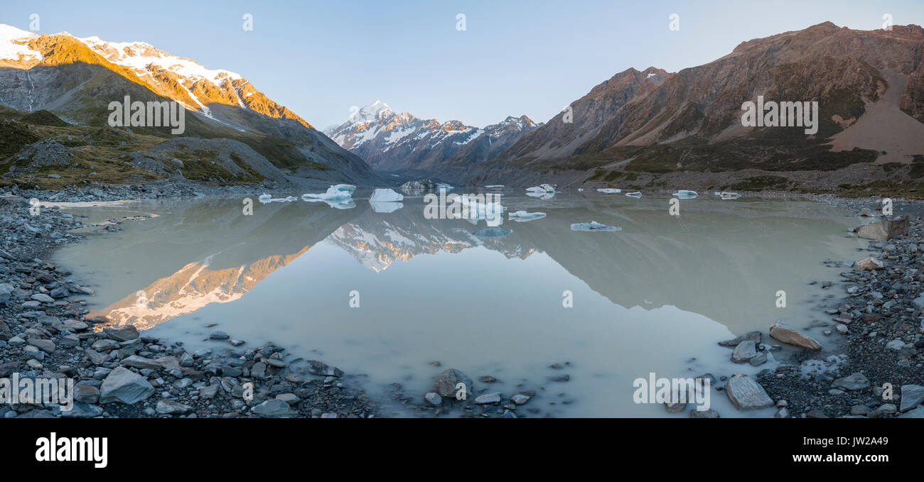 Sunrise, riflessione in Hooker lago, sole di mattina illuminando il Mount Cook, parco nazionale di Mount Cook, Alpi del Sud, Hooker Valley Foto Stock