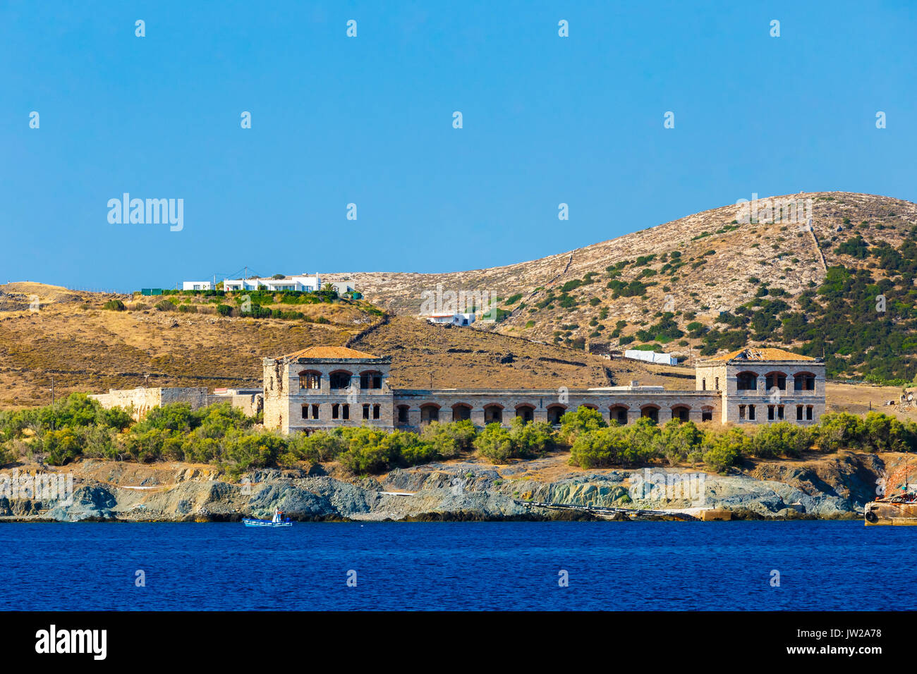 Abbandonato il vecchio carcere abbandonati edifici vicino Ermoupolis, Syros, Grecia. La vecchia prigione gli edifici sono stati utilizzati anche come 7 giorno luogo di quarantena per i visitatori Foto Stock
