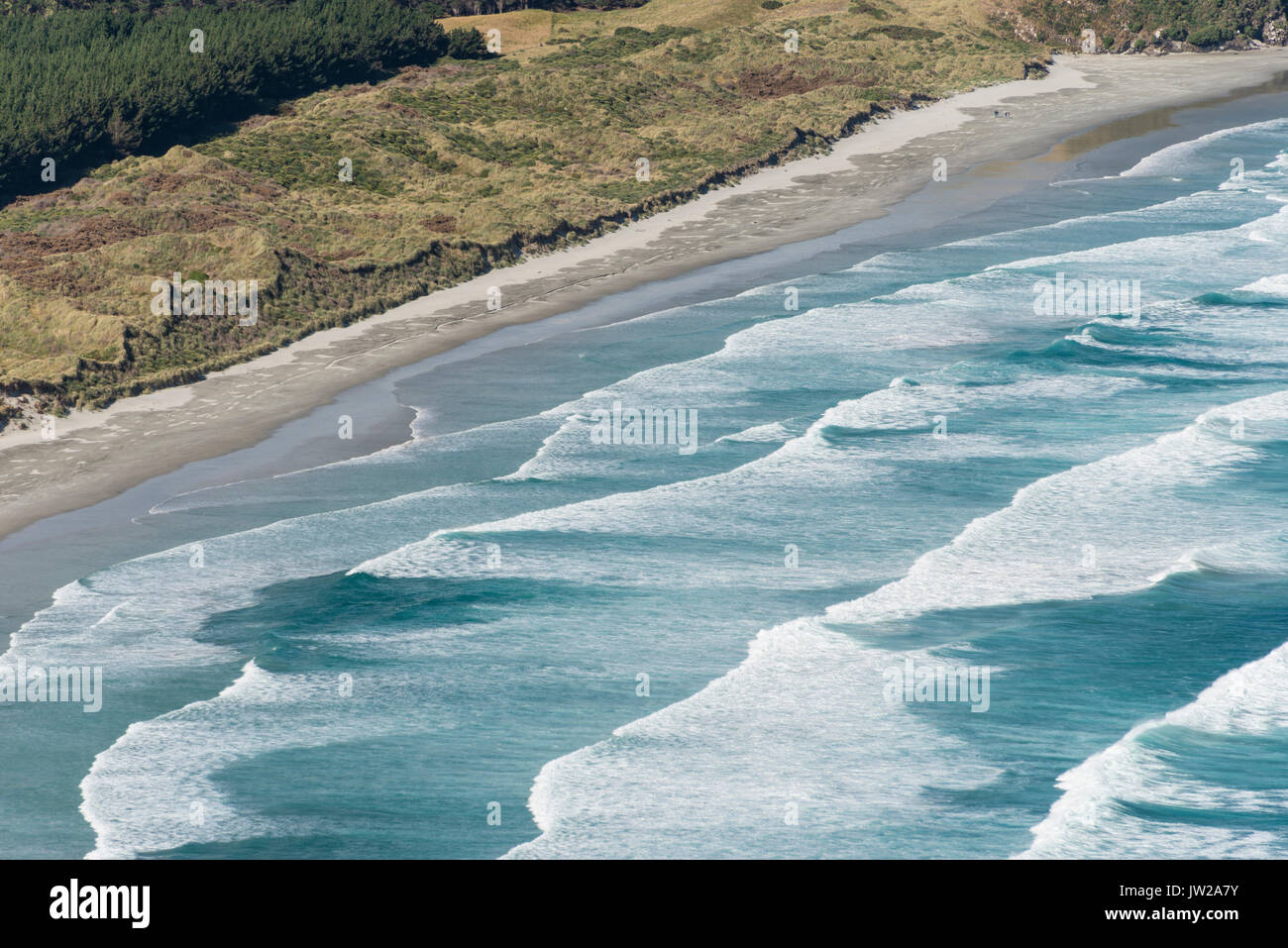 La Filatura di onde che si infrangono al piano spiaggia di sabbia spiaggia Allans, Dunedin, Penisola di Otago, Isola del Sud, Nuova Zelanda Foto Stock