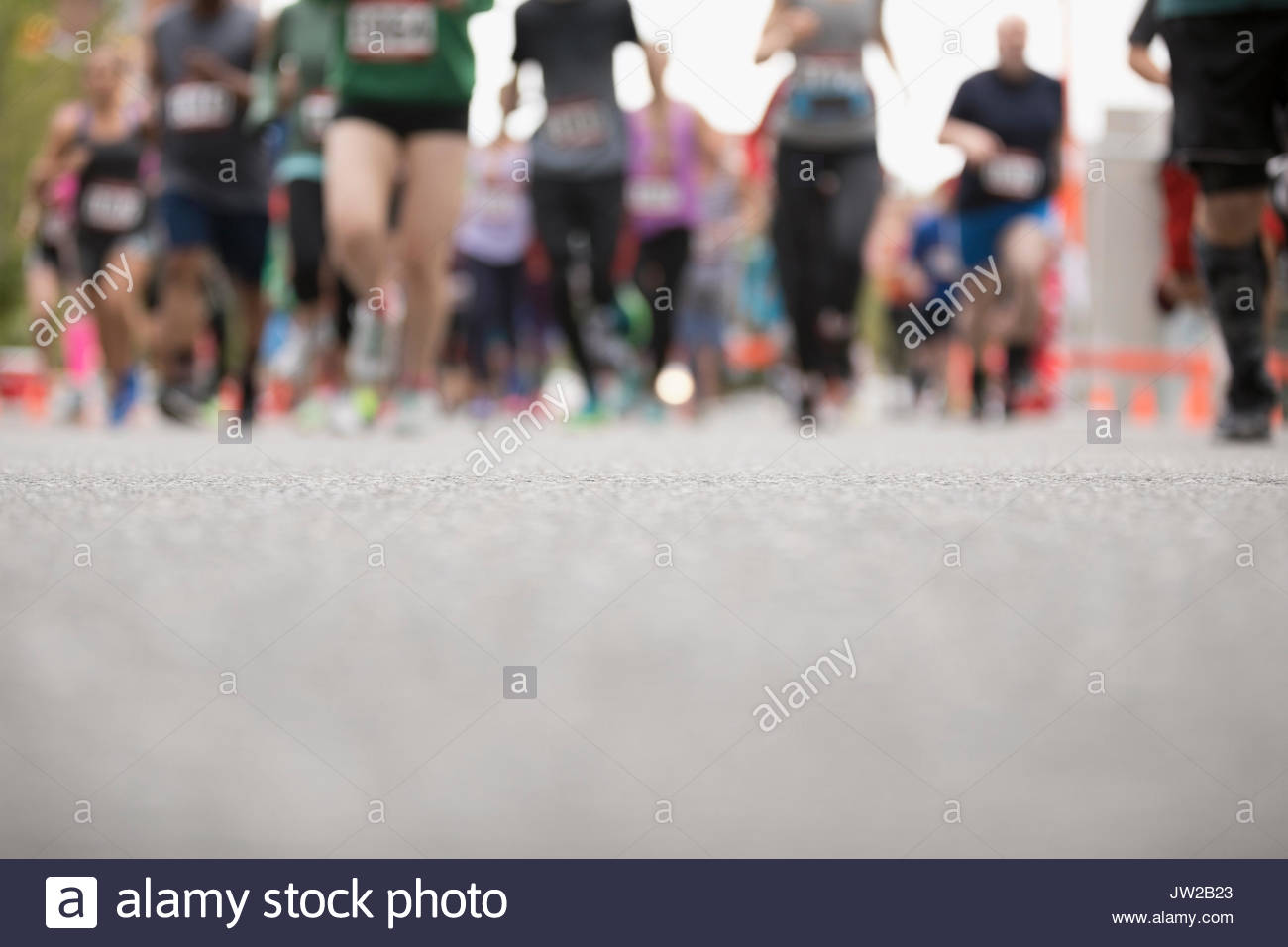 Livello di superficie corridori della maratona in esecuzione sulla pavimentazione stradale Foto Stock